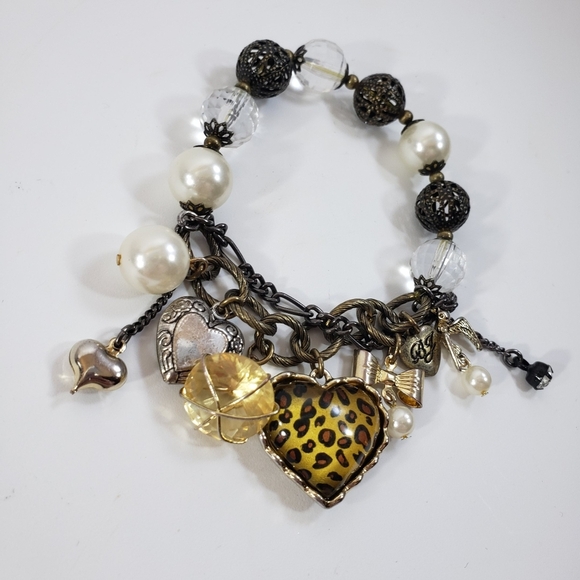COPY - Betsey Johnson lucite heart charm bracelet - Picture 1 of 4